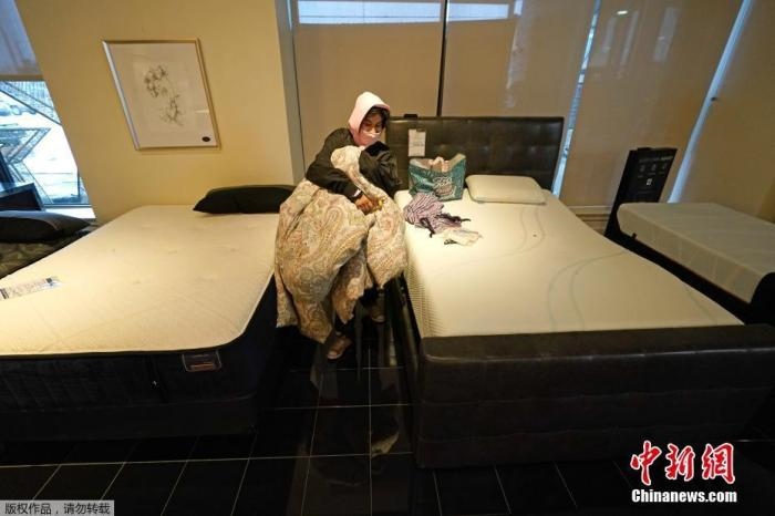 當(dāng)?shù)貢r(shí)間2月17日，美國(guó)得州的一家畫(huà)廊兼家具店內(nèi)，大批民眾來(lái)此避寒取暖，其中不乏一些人帶著被子來(lái)過(guò)夜。美國(guó)近日遭遇極寒天氣侵襲，多地氣溫創(chuàng)近年新低，其中得州災(zāi)情最嚴(yán)重，暴風(fēng)雪導(dǎo)致電網(wǎng)在酷寒中癱瘓，約400萬(wàn)居民家中長(zhǎng)時(shí)間停電。美國(guó)國(guó)家氣象局表示，得州休斯敦等地的氣溫甚至比靠近北極圈的阿拉斯加還要低。