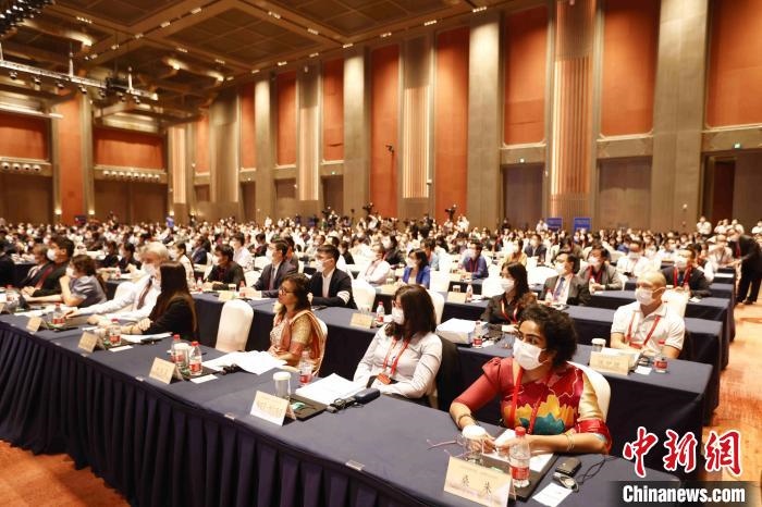 500余名專家學(xué)者、嘉賓代表以線上線下方式參加開幕式?！∈⒓样i 攝