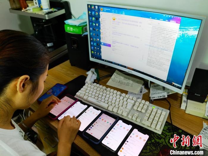 圖為網(wǎng)絡(luò)客服為網(wǎng)上“專車座套”客戶答疑釋惑。　呂子豪 攝
