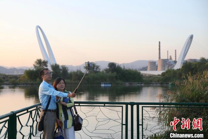 10月1日，北京冬奧公園內(nèi)的游客。　<a target='_blank' href='http://www.chinanews.com/'>中新社</a> 易海菲 攝