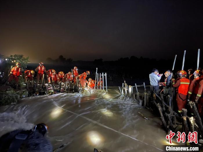 消防員分成左右兩路，同時(shí)發(fā)起決口封堵總攻?！￠Z旭輝 攝