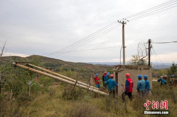 資料圖：10月11日，山西省靈石縣，電力工作人員在搶修電力設(shè)施。<a target='_blank' href='http://www.chinanews.com/'>中新社</a>記者 張云 攝 　