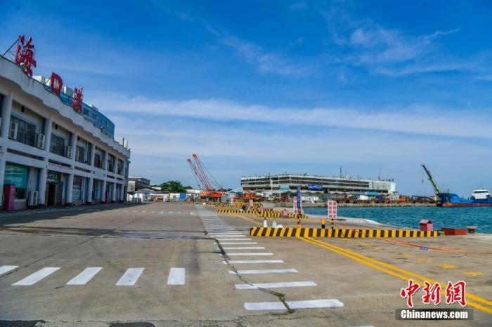 10月12日7時，受臺風(fēng)“圓規(guī)”影響，海口新海港、秀英港、鐵路南港停止作業(yè)，瓊州海峽再次停航。圖為?？谛阌⒏鄞a頭。 <a target='_blank' href='http://www.chinanews.com/'>中新社</a>記者 駱云飛 攝
