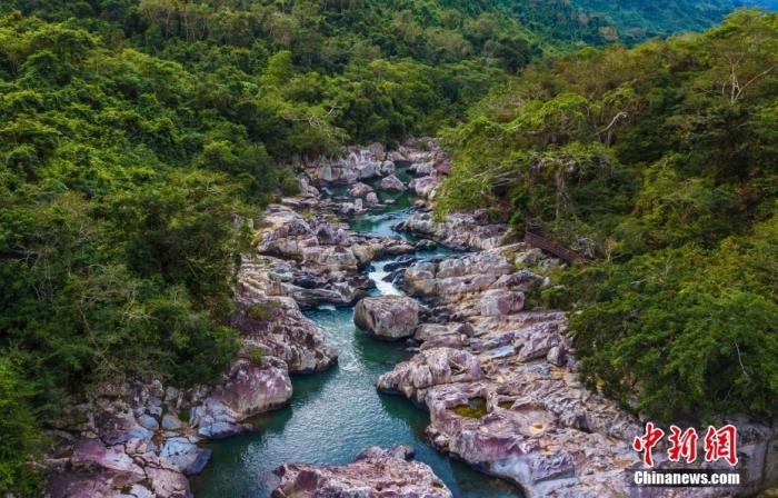 航拍海南呀諾達(dá)熱帶雨林景區(qū)，鳥瞰秀美山水、廣袤雨林。<a target='_blank' href='http://www.chinanews.com/'>中新社</a>記者 駱云飛 攝
