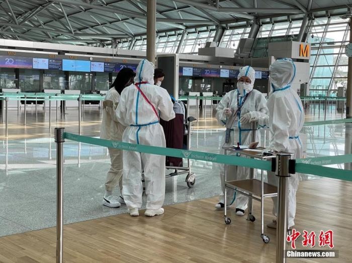 資料圖：韓國仁川國際機場工作人員嚴格執(zhí)行防疫措施。<a target='_blank' href='http://www.chinanews.com/'>中新社</a>記者 劉旭 攝　