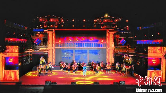 2021昭君文化旅游活動專場晚會現(xiàn)場?！≈苄橇?攝