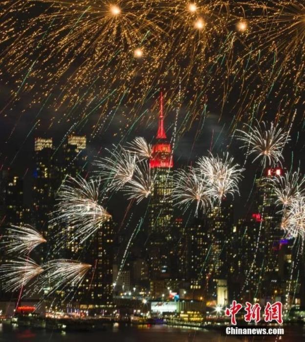 　　2018年，中國駐紐約總領(lǐng)事館前的哈德遜河上空燃放起焰火，慶祝中國狗年春節(jié)。