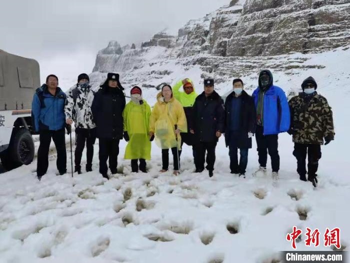 塔爾欽邊境派出所民警與被救游客合影?！“⒗镞吘彻芾碇ш?duì)供圖
