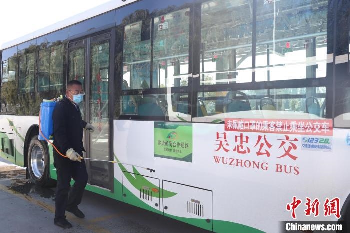 工作人員正在對公交車進行消殺。　于晶 攝
