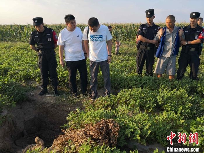 資料圖：犯罪嫌疑人辨認(rèn)作案現(xiàn)場?！〖蜗榭h公安局供圖