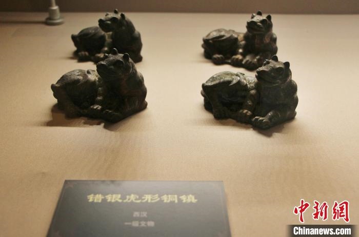 一級(jí)文物錯(cuò)銀虎形銅鎮(zhèn)。　趙曉 攝