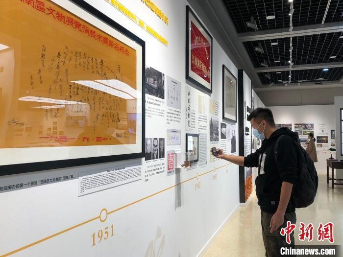 圖為市民參觀特展“我們：和博物館一起走過的日子”?！＄婌?攝