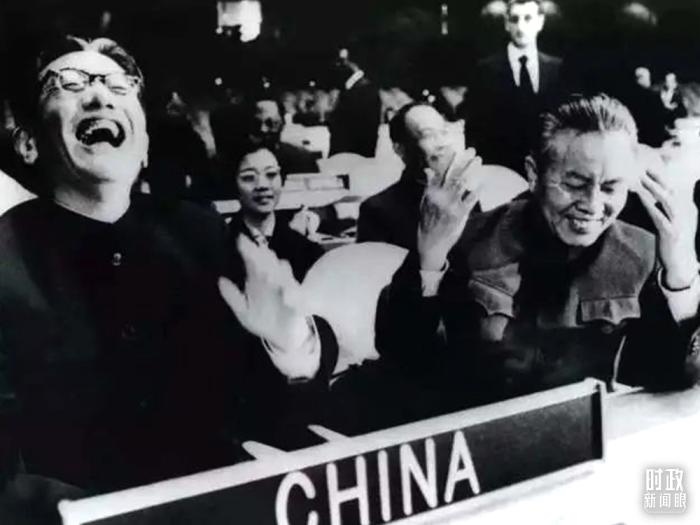 △1971年11月15日，以外交部副部長(zhǎng)喬冠華(左一)為團(tuán)長(zhǎng)、黃華(右一)為副團(tuán)長(zhǎng)的中國(guó)代表團(tuán)，首次出現(xiàn)在聯(lián)合國(guó)大會(huì)上。(資料圖)