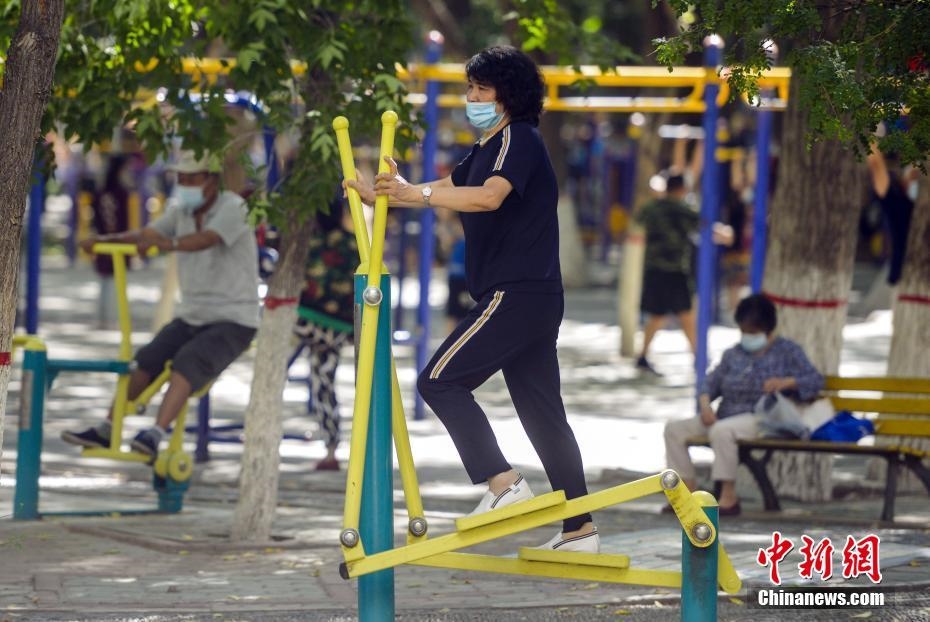 市民在體育公園利用公共健身器械鍛煉身體。 <a target='_blank' href='http://www.chinanews.com/'>中新社</a>記者 劉新 攝