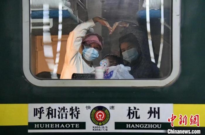 圖為登上轉運火車的游客向額濟納比心?！⊥趵?攝