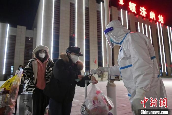 圖為滯留游客被有序轉運至低風險地區(qū)?！⊥趵?攝