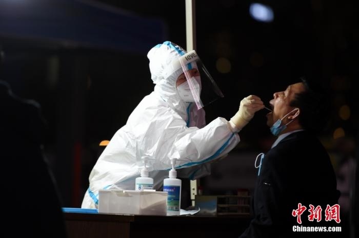 醫(yī)護(hù)人員為居民做核酸檢測。 <a target='_blank' href='http://www.chinanews.com/'>中新社</a>記者 何蓬磊 攝