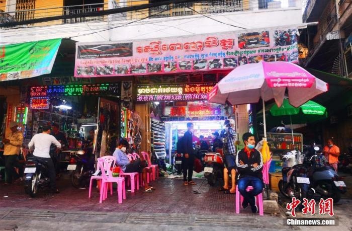 圖為金邊市中心的烏亞西市場，不少店鋪恢復營業(yè)。 <a target='_blank' href='http://www.chinanews.com/'>中新社</a>記者 歐陽開宇 攝