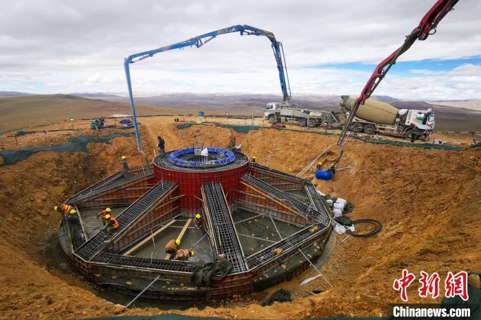 資料圖為該風(fēng)電場建設(shè)現(xiàn)場?！≈袊娊瘓F(tuán)成都勘測設(shè)計研究院有限公司 供圖