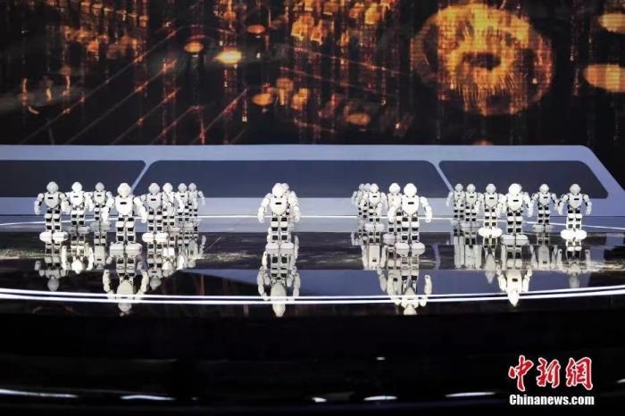 資料圖：2020年11月1日，科幻 科技創(chuàng)新主題論壇在北京舉行。圖為優(yōu)必選機(jī)器人科幻秀。<a target='_blank' href='/'>中新社</a>記者 田雨昊 攝