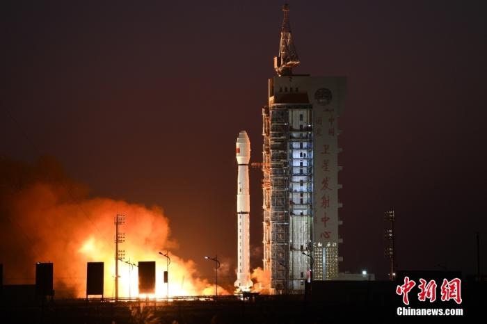 11月23日7時(shí)45分，中國在酒泉衛(wèi)星發(fā)射中心用長(zhǎng)征四號(hào)丙運(yùn)載火箭，成功將高分三號(hào)02星發(fā)射升空。 <a target='_blank' href='/'>中新社</a>發(fā) 汪江波 攝 　
