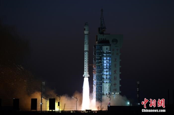 11月23日7時(shí)45分，中國在酒泉衛(wèi)星發(fā)射中心用長(zhǎng)征四號(hào)丙運(yùn)載火箭，成功將高分三號(hào)02星發(fā)射升空。 <a target='_blank' href='/'>中新社</a>發(fā) 汪江波 攝