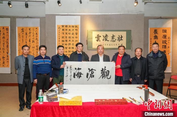 圖為百名將軍書畫展活動(dòng)現(xiàn)場(chǎng)。　宋秀杰 攝 攝