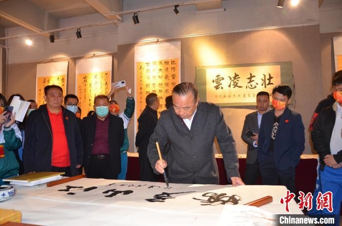 圖為“鐵軍老戰(zhàn)士”、著名書法家、解放軍報(bào)原副總編輯連俊義少將現(xiàn)場(chǎng)揮毫?！☆佇玛?攝 攝