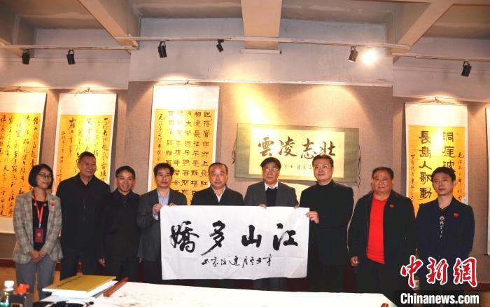 圖為百名將軍書畫展活動(dòng)現(xiàn)場(chǎng)?！☆佇玛?攝 攝