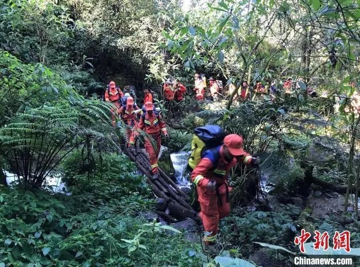 圖為搜救隊(duì)員在搜尋失聯(lián)人員。普洱市消防救援支隊(duì)供圖