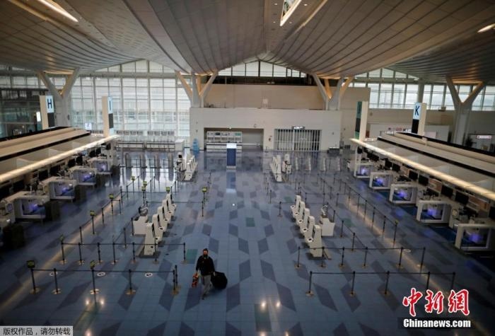 資料圖：日本東京，東京國際機場，一名乘客在國際航班航站樓的登機區(qū)。