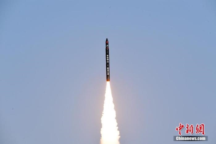 北京時間2021年12月7日12時12分，谷神星一號遙二運載火箭在中國酒泉衛(wèi)星發(fā)射中心成功發(fā)射升空，將搭載的天津大學一號、麗澤一號、寶醞號、金紫荊五號、金紫荊一號03星等5顆小衛(wèi)星順利送入預定軌道，發(fā)射任務獲得圓滿成功。汪江波 攝