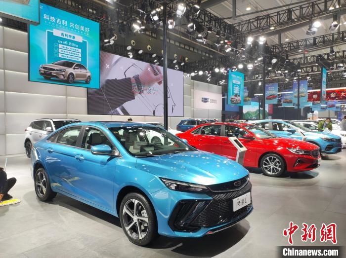 長(zhǎng)沙國際車展上展出的汽車?！√菩∏?攝