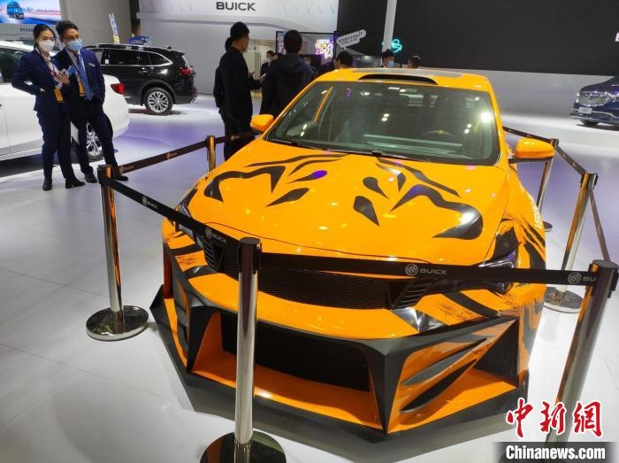 長(zhǎng)沙國際車展上展出的汽車?！√菩∏?攝