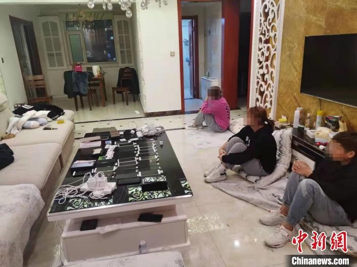 資料圖為果洛藏族自治州公安民警抓獲的犯罪嫌疑人。　瑪沁縣公安局供圖