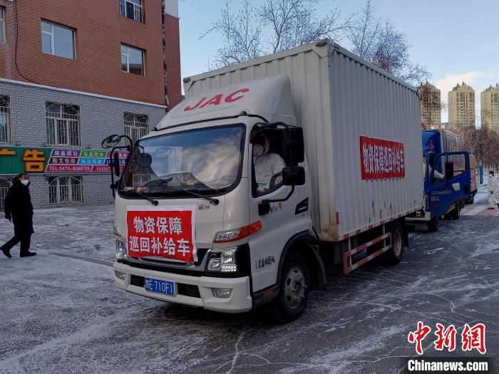 圖為滿洲里物資保障巡回補(bǔ)給車隊(duì)配貨現(xiàn)場。　秦甜偉 攝