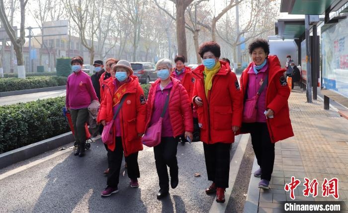 “防詐奶奶團”在街上形成一道靚麗的風(fēng)景線 李明芮 攝