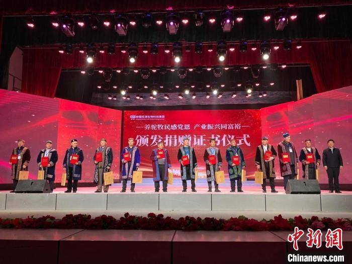 阿勒泰地區(qū)牧民靠企業(yè)的幫扶走上了致富道路?！」o琨 攝