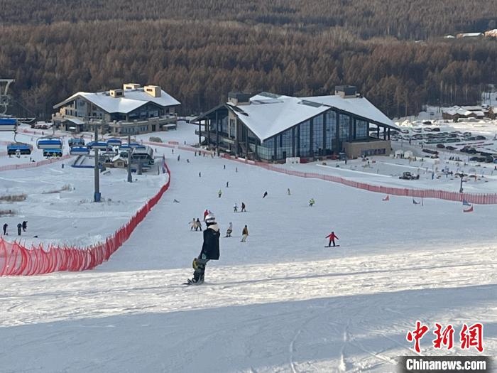 在吉林白山體驗滑雪的游客眾多?！⊙潡?攝