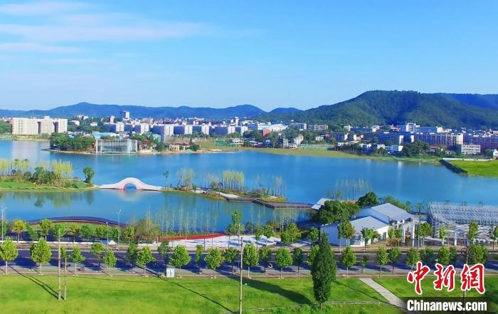 后湖藝術(shù)園?！√菩∏?攝