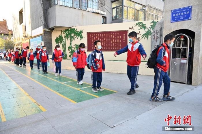 10月，呼和浩特市一所小學內(nèi)，學生間隔入校。 <a target='_blank' href='/'>中新社</a>記者 劉文華 攝