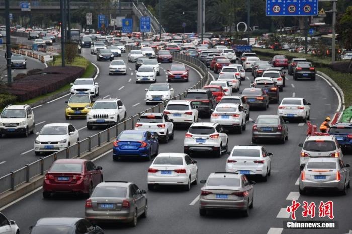 成都市劍南大道的早高峰，車輛排隊入城。張浪 攝