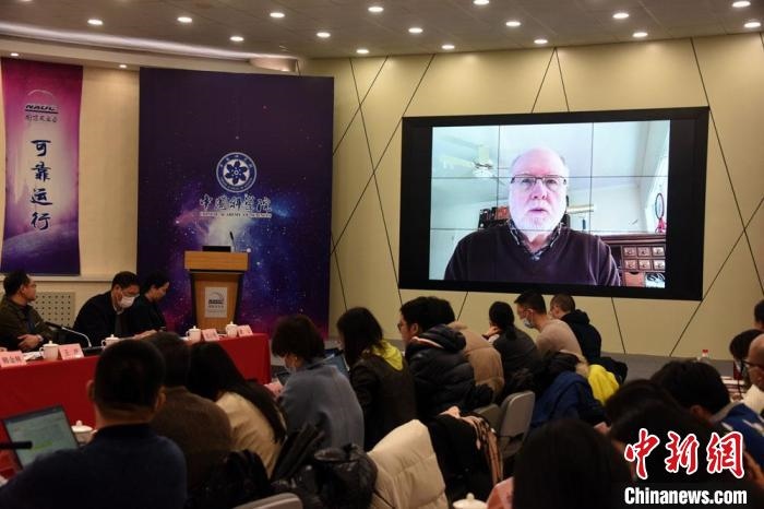 美國伊利諾伊大學(xué)教授理查德？克魯切爾通過視頻點(diǎn)評FAST測量星際磁場最新研究成果。　<a target='_blank' href='/'>中新社</a>記者 孫自法 攝