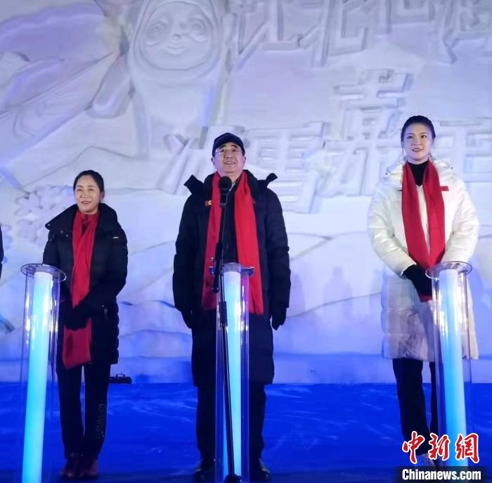 前女排國(guó)家隊(duì)隊(duì)長(zhǎng)奧運(yùn)冠軍惠若琪(右一)，中國(guó)女子田徑競(jìng)走奧運(yùn)冠軍王麗萍(左一)助陣當(dāng)晚活動(dòng)?！≮w桂華 攝