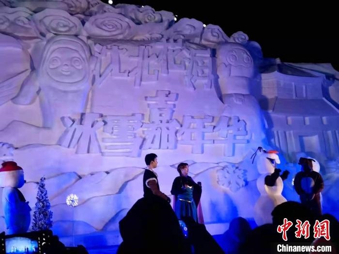 活動(dòng)現(xiàn)場(chǎng)表演的《冰雪奇緣》很受歡迎?！≮w桂華 攝