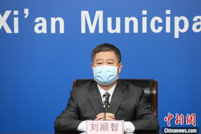 圖為西安市衛(wèi)生健康委主任劉順智6日在新聞發(fā)布會(huì)上?！∥靼彩姓﹫D