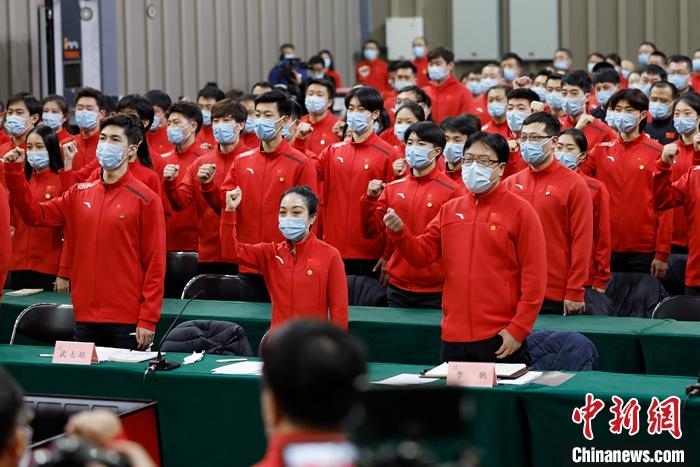1月5日晚，全力沖刺北京冬奧學(xué)習(xí)座談會(huì)在北京舉行，座談會(huì)后，中國(guó)冰雪國(guó)家集訓(xùn)隊(duì)全體成員起立，齊聲高呼：“中國(guó)冰雪，加油！加油！加油！” <a target='_blank' href='/'>中新社</a>記者 富田 攝
