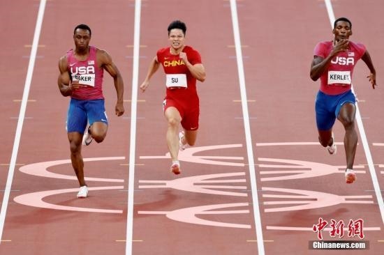資料圖：北京時(shí)間8月1日晚，在東京奧運(yùn)會男子百米決賽中，中國選手蘇炳添以9.98秒的成績獲得第六名，作為首位闖進(jìn)奧運(yùn)男子百米決賽的中國人，他再次創(chuàng)造了歷史。圖為蘇炳添在比賽中。<a target='_blank' href='/'>中新社</a>記者 富田 攝