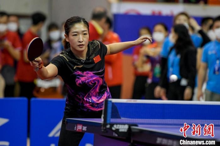 劉詩雯在2021年全國乒乓球“業(yè)余球王”總決賽中與選手互動交流球技?！●樤骑w 攝