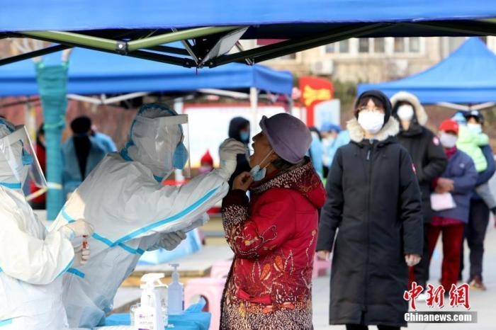 資料圖：1月9日，天津市南開大學(xué)西南村，社區(qū)組織市民進(jìn)行核酸檢測。 <a target='_blank' href='/'>中新社</a>記者 張道正 攝